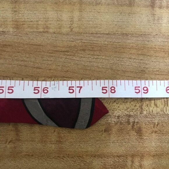 #1180 VTG Fashion Neckwear brand Red Print silk necktie - Picture 6 of 6
